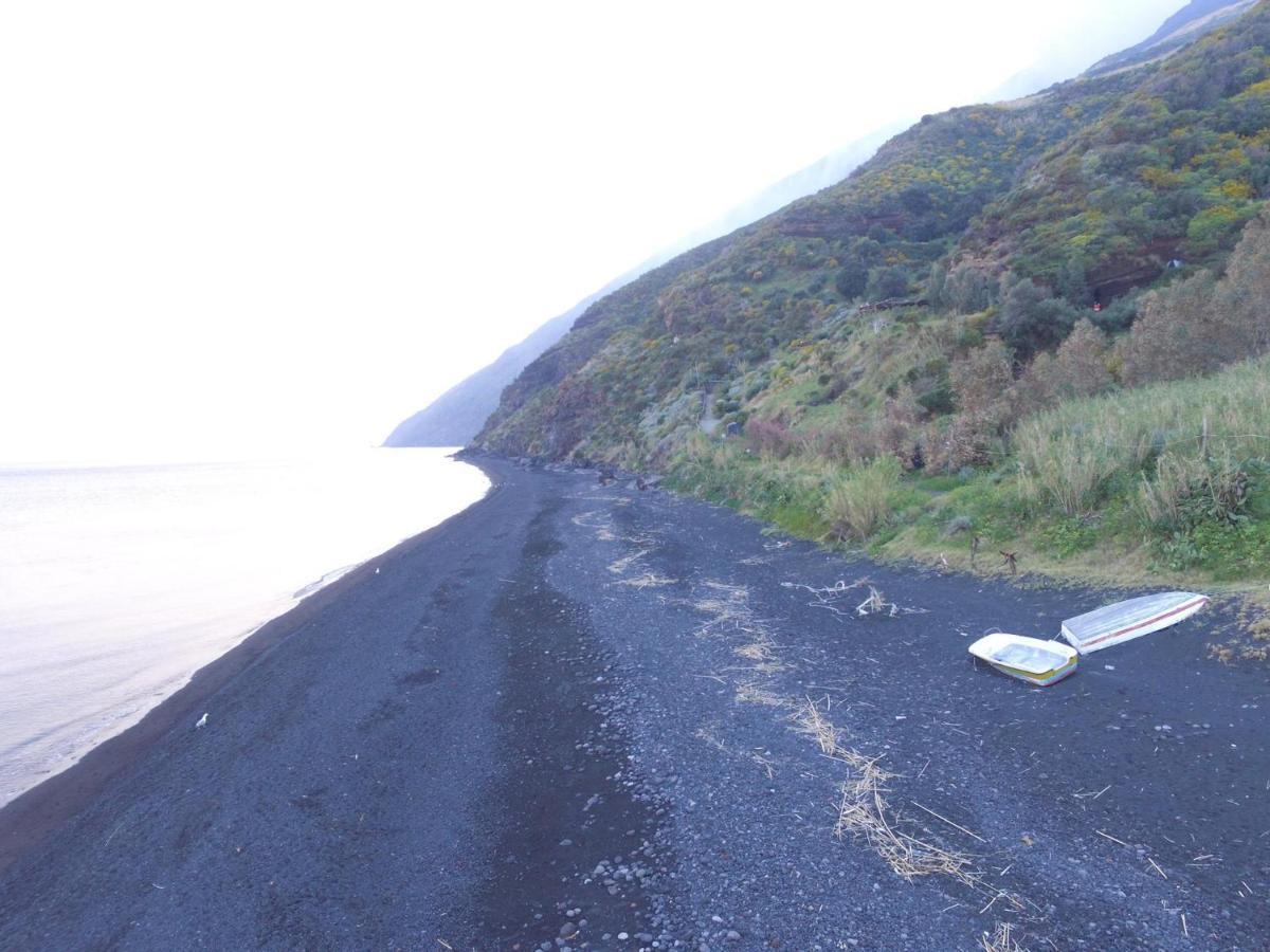 Con I Piedi Nell'Acqua Apartment Stromboli Bagian luar foto